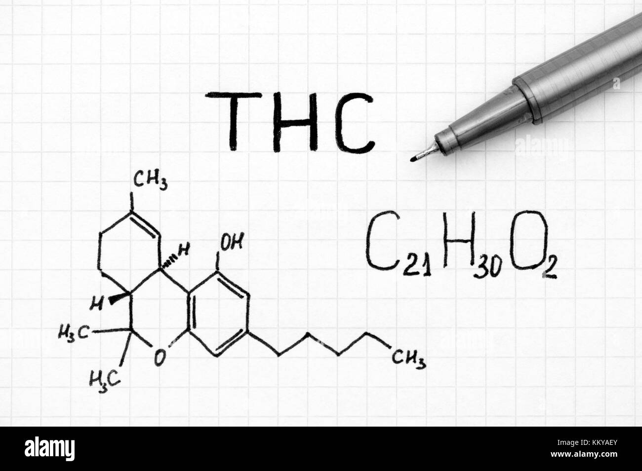Formule chimique de tétrahydrocannabinol (thc) avec stylo noir. close-up. Banque D'Images