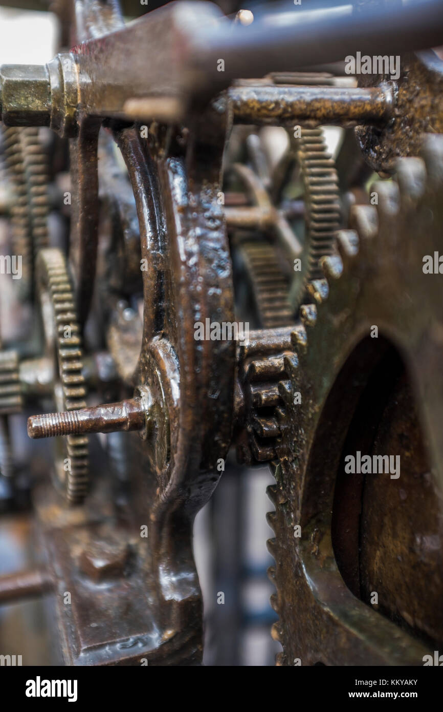 Mécanisme de l'ancienne tour de l'horloge rouages dans l'horloge - soft focus Banque D'Images