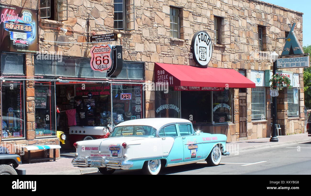 Williams, Arizona, USA, le 23 juin 2013 : une scène de rue avec une voiture en face de magasins de souvenirs à Williams, Arizona, sur la Route 66. Banque D'Images