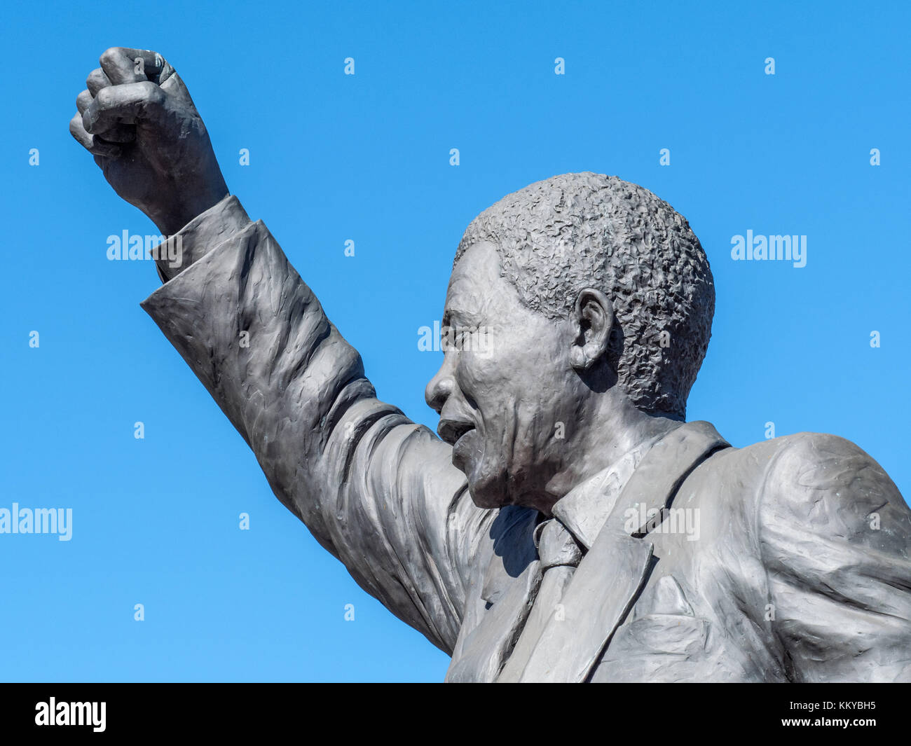 Statue de Nelson Mandela à l'extérieur du Centre correctionnel de Drakenstein (ancienne prison Victor Verster) d'où il a été libéré en 1990 Banque D'Images