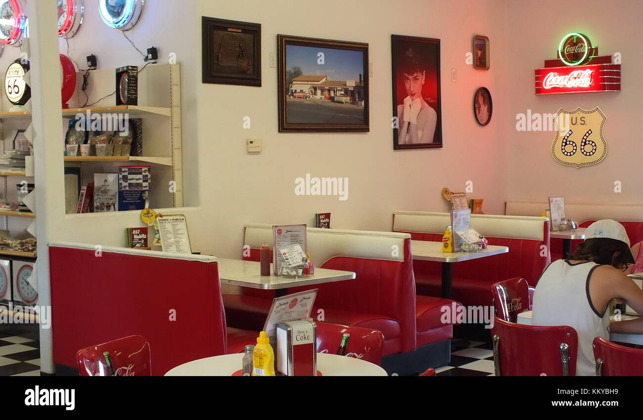 Williams, Arizona, USA, juin 23,2013 : Twisters Soda Fontaine, d'un style des années 1950 soda fontaine sur la Route 66. Banque D'Images