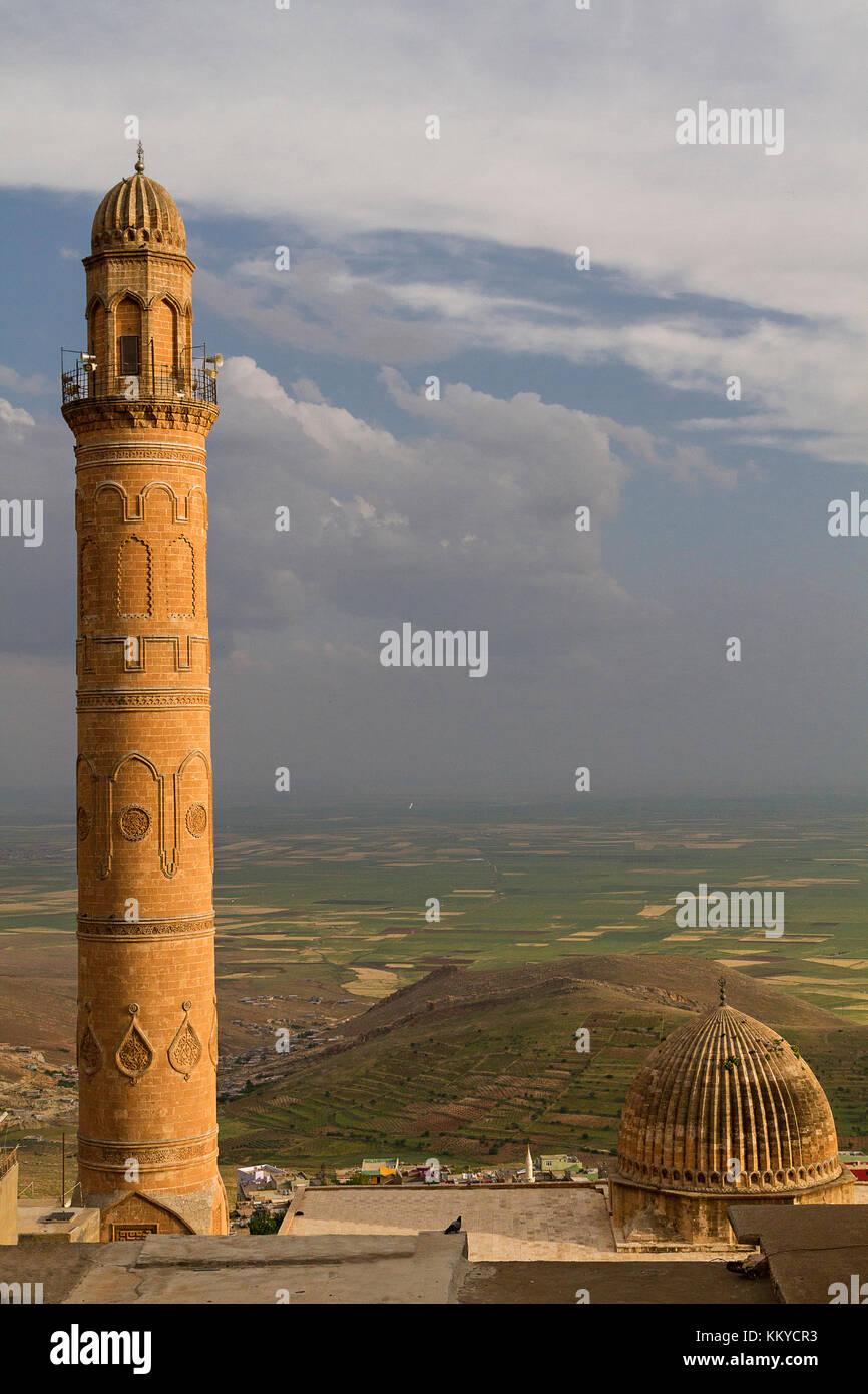 Minaret et le dôme de la grande mosquée de Mardin, Turquie avec la plaine de Mésopotamie et frontière syrienne sur l'arrière-plan. Banque D'Images
