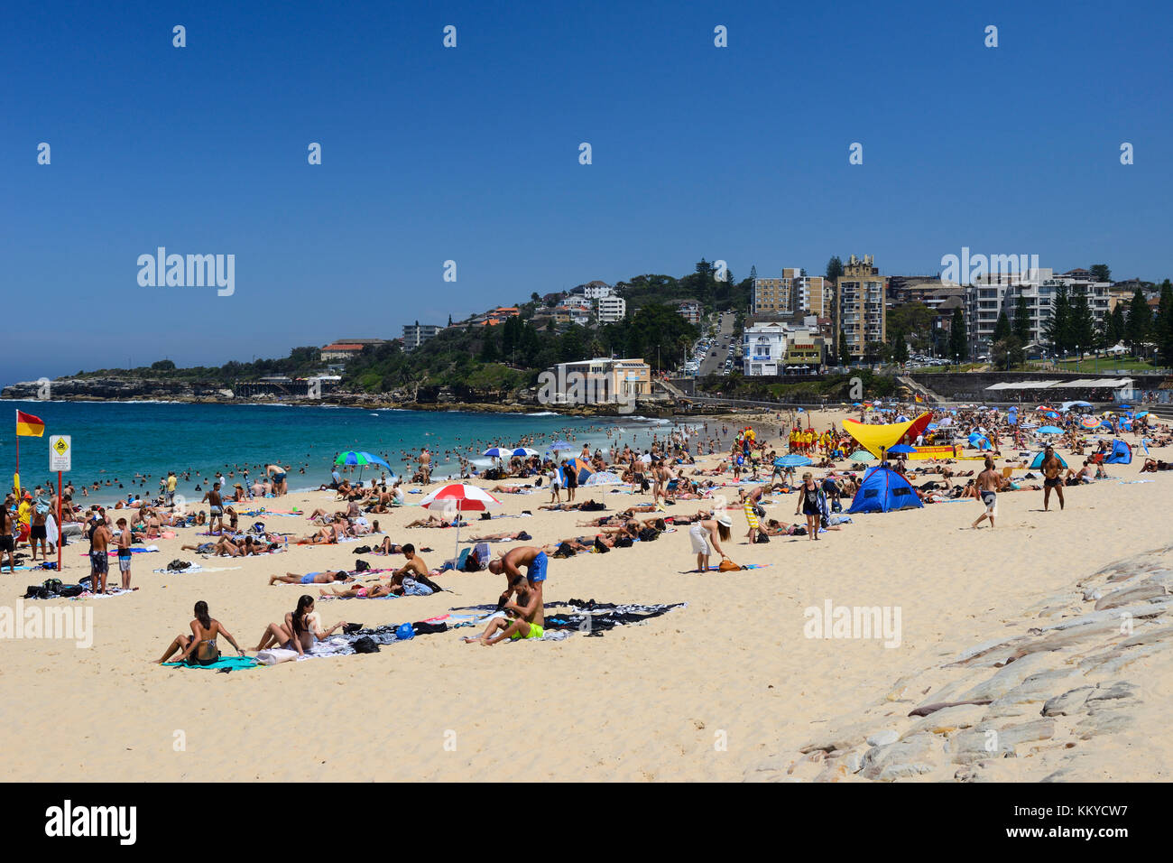 Baigneurs sur coogee beach, coogee, une banlieue est de Sydney, New South Wales, Australia Banque D'Images