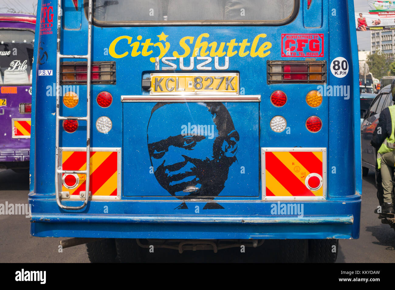 Une navette de bus de la ville avec une peinture du Président Uhuru Kenyatta sur l'arrière de l'autobus, Nairobi, Kenya Banque D'Images