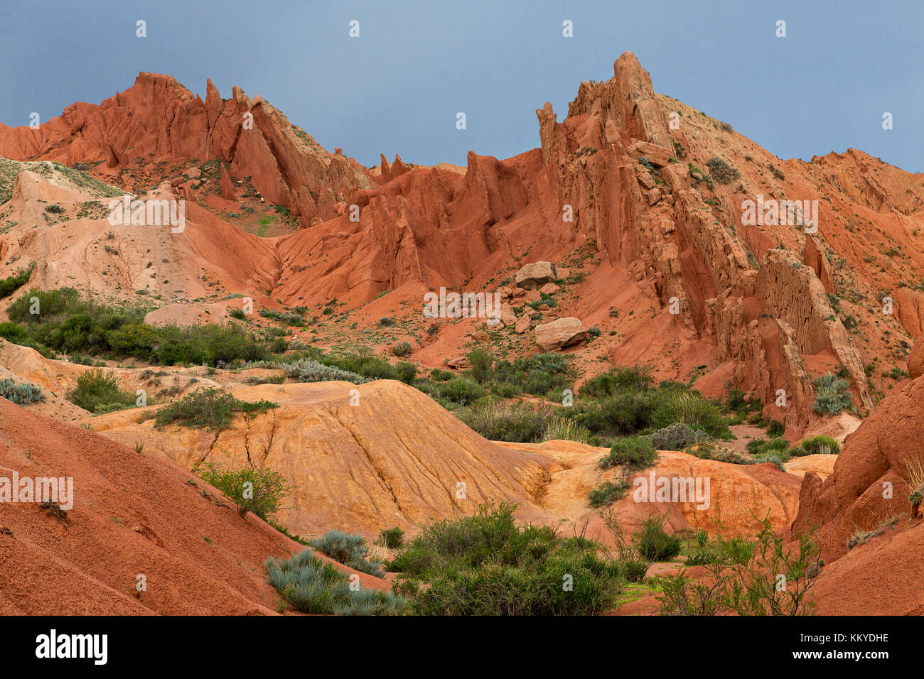 Des formations de roche rouge connu sous le nom de château de conte de fées, dans la région de kaji dire, Kirghizistan, Banque D'Images