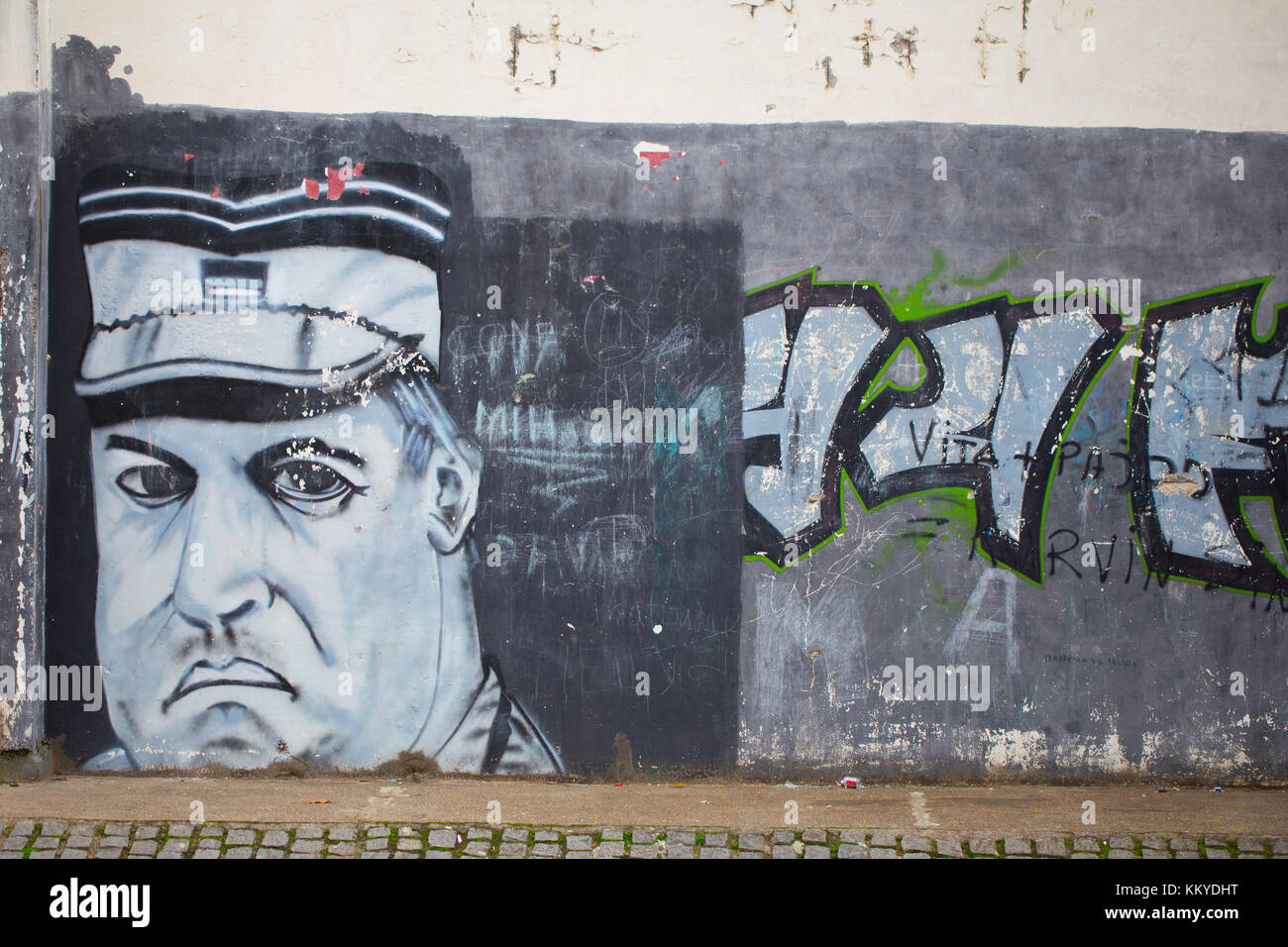 Graffiti de criminel de guerre serbe de Bosnie Ratko Mladic sur un mur à New Belgrade, Belgrade, Serbie Banque D'Images