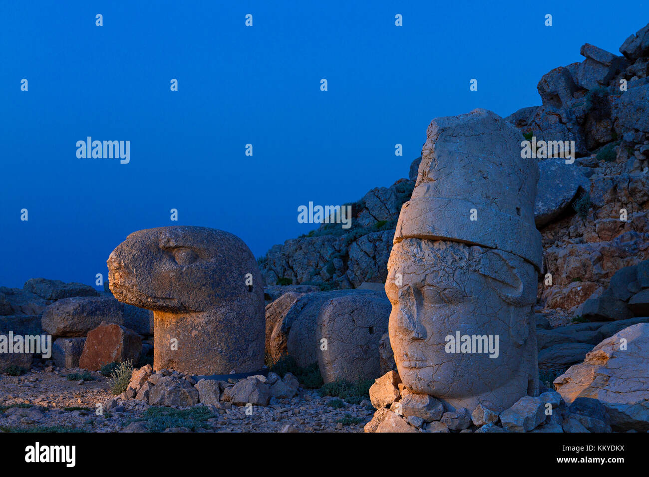 Statues en haut de la montagne Nemrut, au crépuscule, adiyaman, Turquie. Banque D'Images