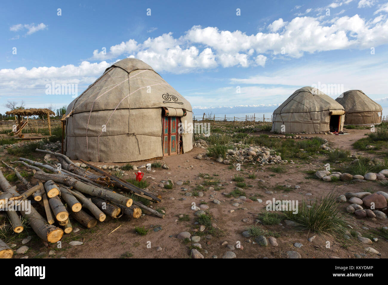 Yourtes près de l'Issyk Kul au Kirghizistan. Banque D'Images