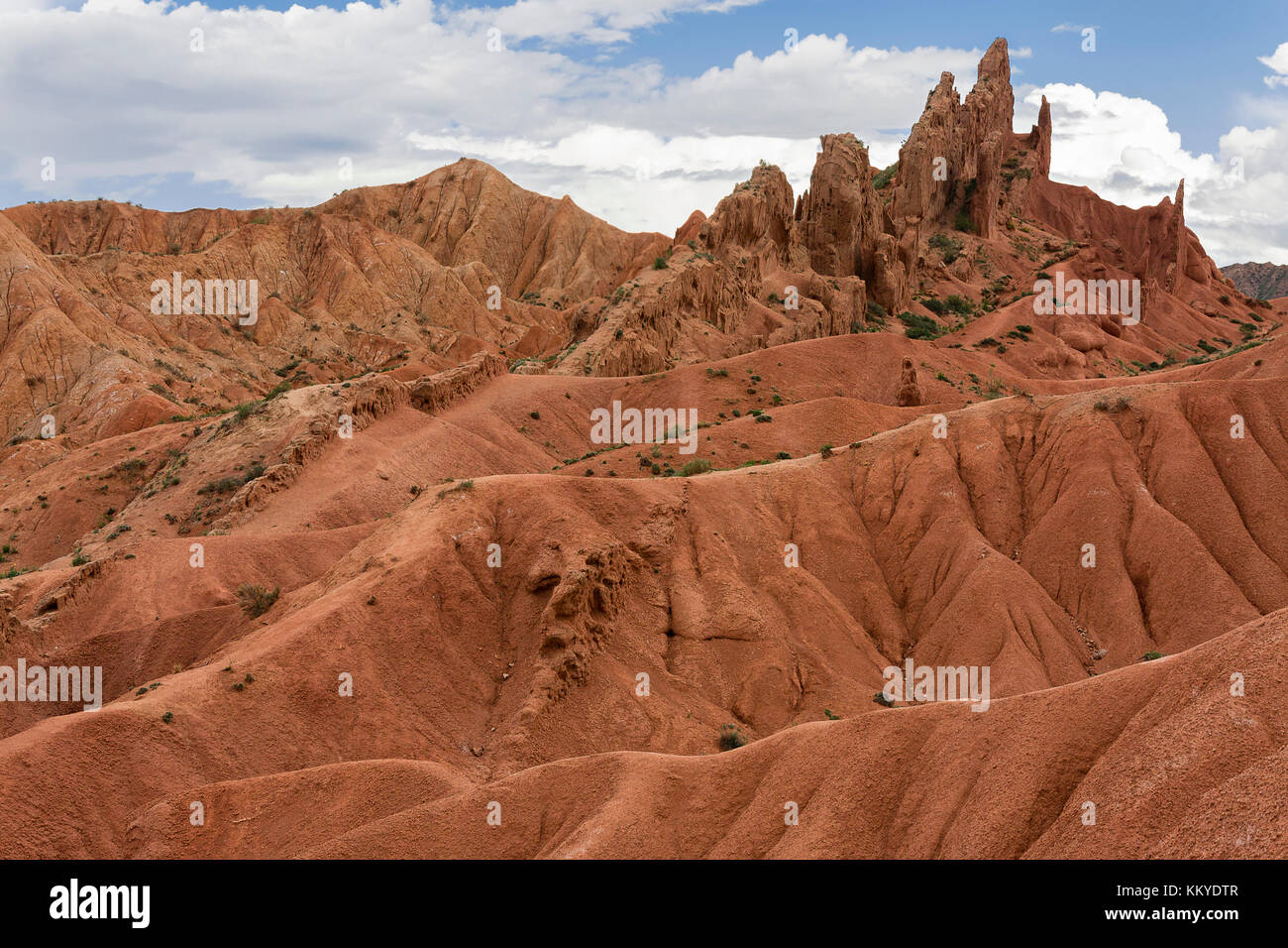 Des formations de roche rouge connu sous le nom de château de conte de fées, dans la région de kaji dire, Kirghizistan, Banque D'Images