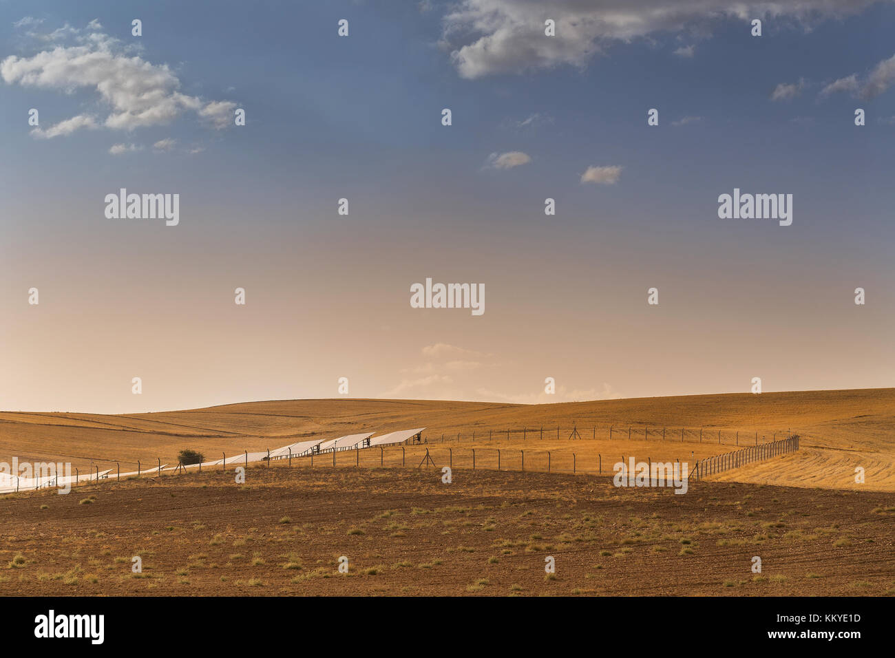 Art du paysage avec panneau de cellules solaires sur la colline de l'énergie électrique pour l'avenir de la vie Banque D'Images