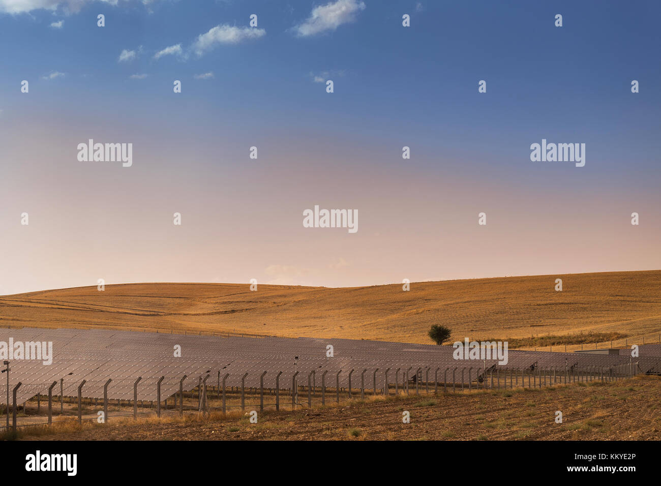 Art du paysage avec panneau de cellules solaires sur la colline de l'énergie électrique pour l'avenir de la vie Banque D'Images