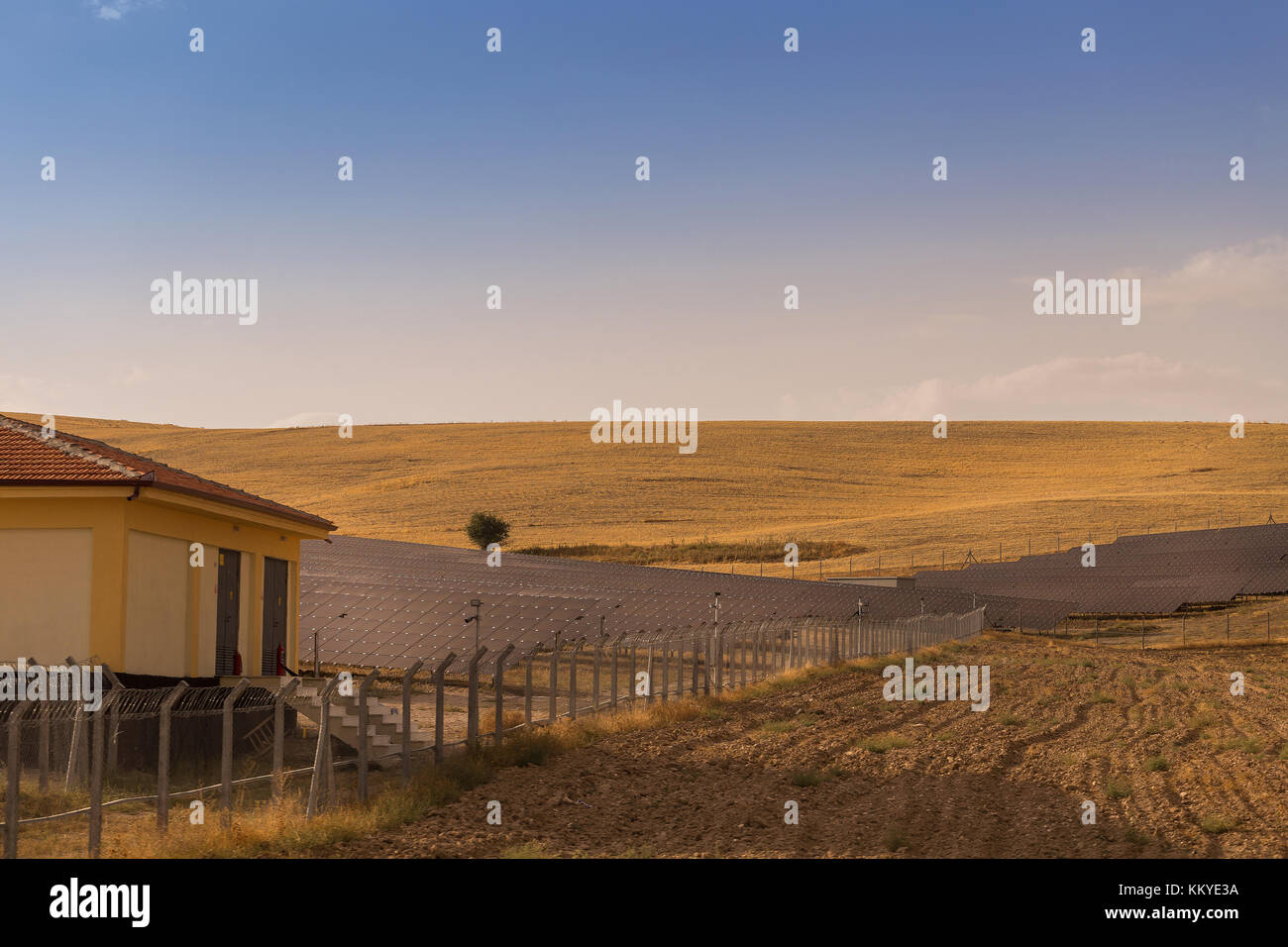 Art du paysage avec panneau de cellules solaires sur la colline de l'énergie électrique pour l'avenir de la vie Banque D'Images