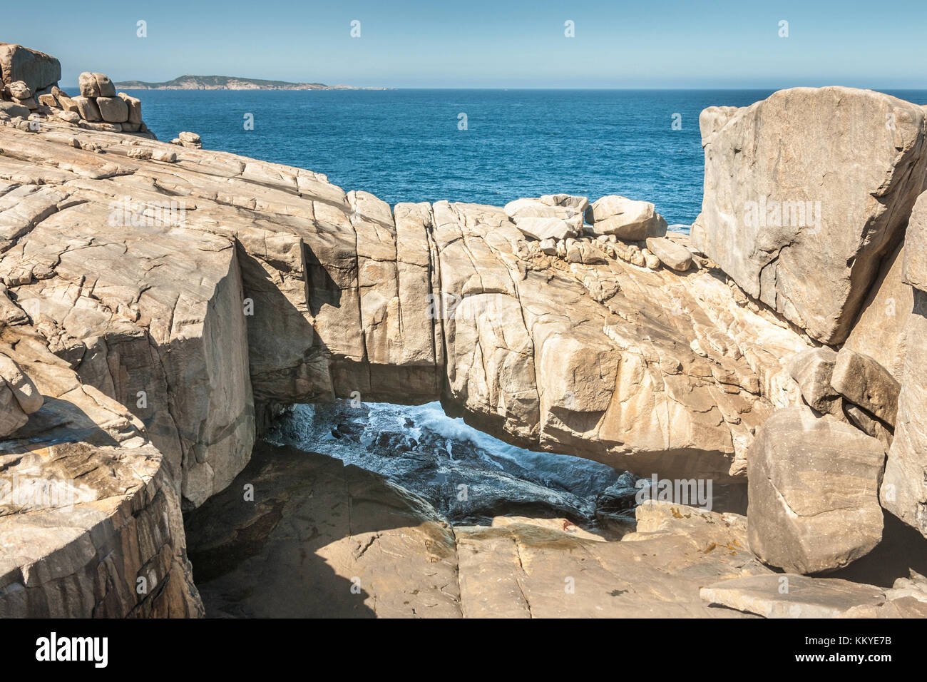 Albany WA, Australie - Novembre 23, 2009 : beige immense pont gapanda rock en torndirrup national park avec blue océan sous et au-dessus sur la côte de g Banque D'Images