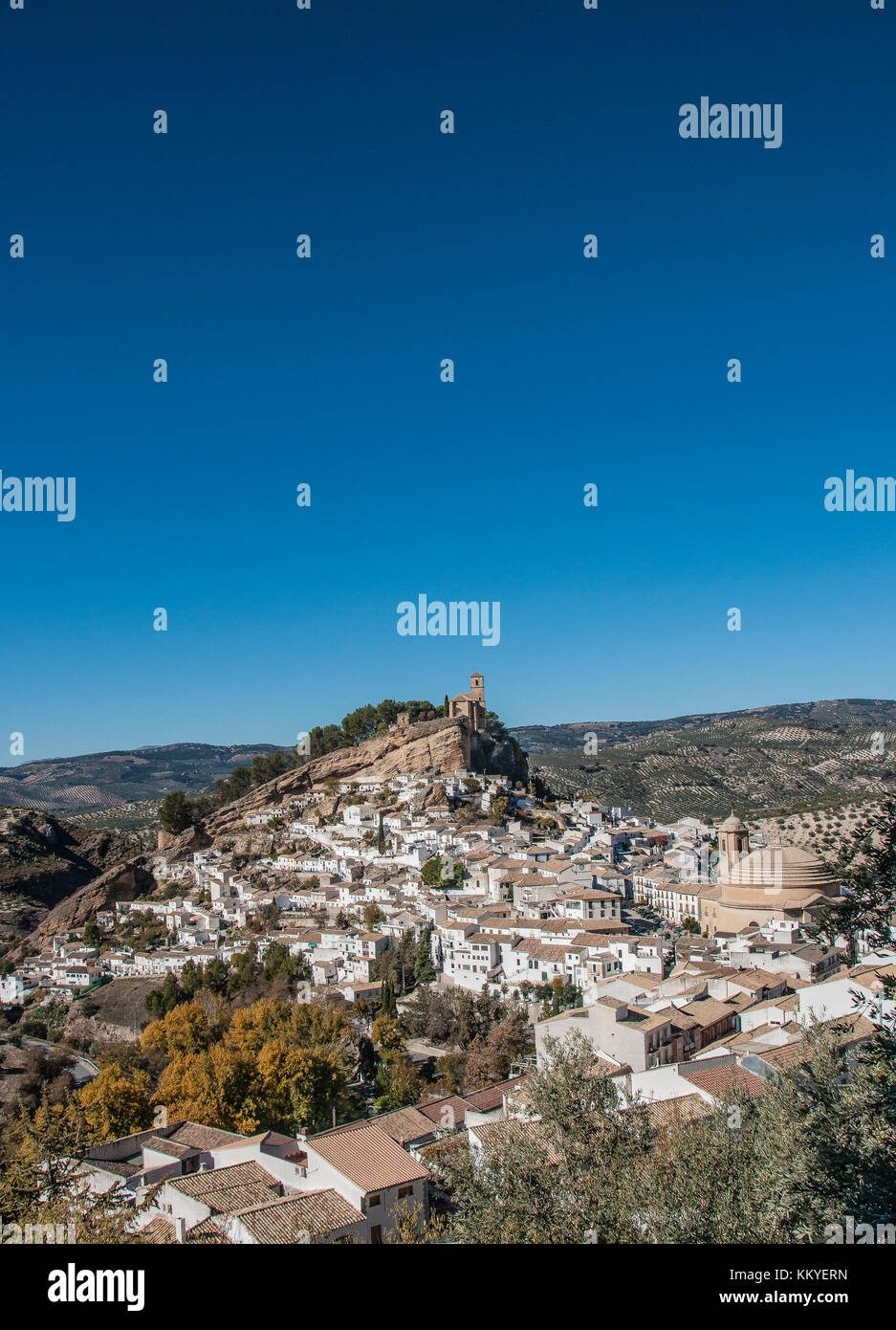 Une ville blanche zigzagz de façon spectaculaire dans le ciel bleu profond, une vieille chapelle sur une falaise comme le point le plus haut. un symbole de la civilisation sur la terre. Banque D'Images