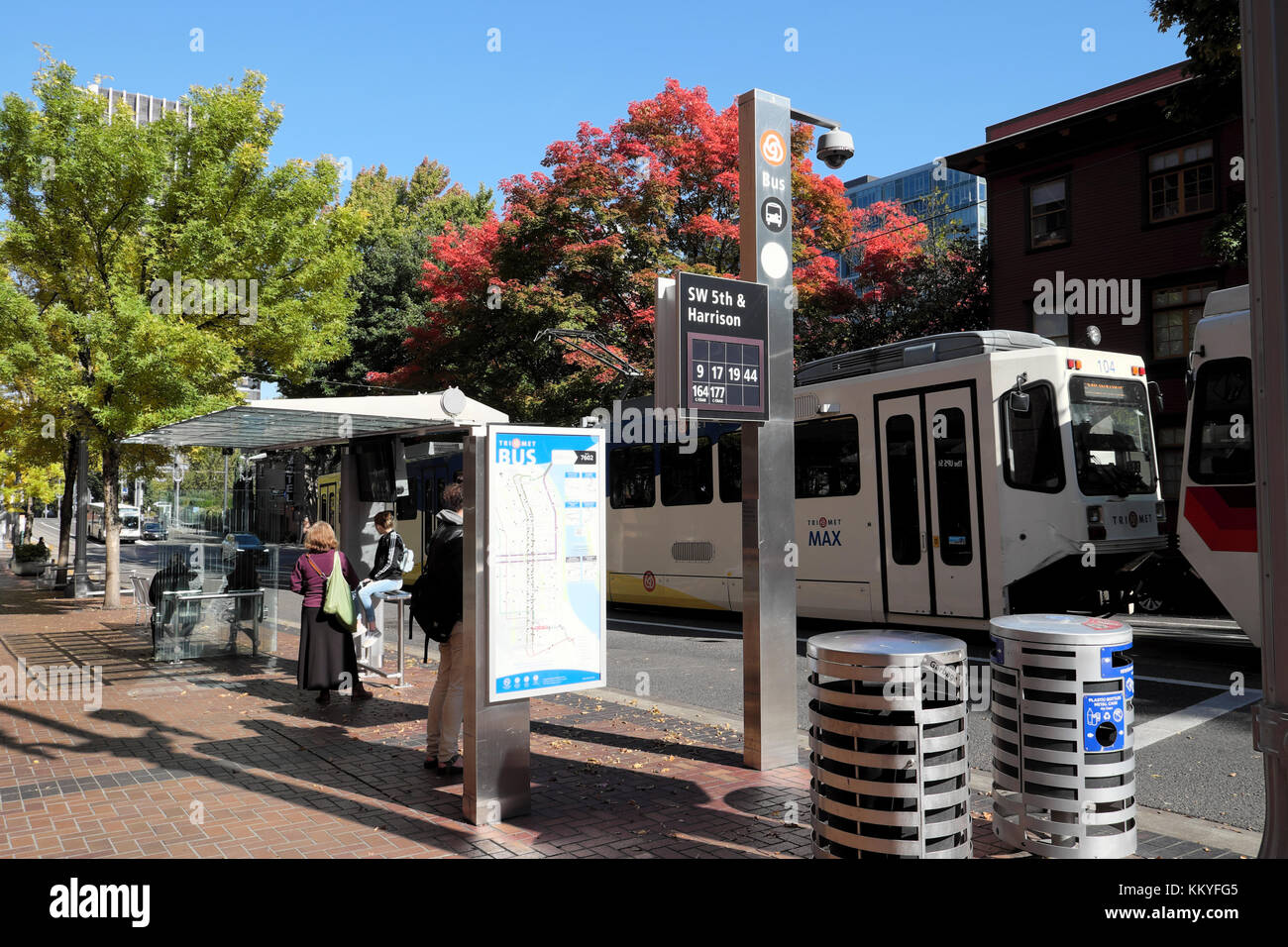 Les gens à un abri bus en attente d'un bus, tramway ou tram dans SW 5th & Harrison dans une rue de Portland, Oregon, USA KATHY DEWITT Banque D'Images