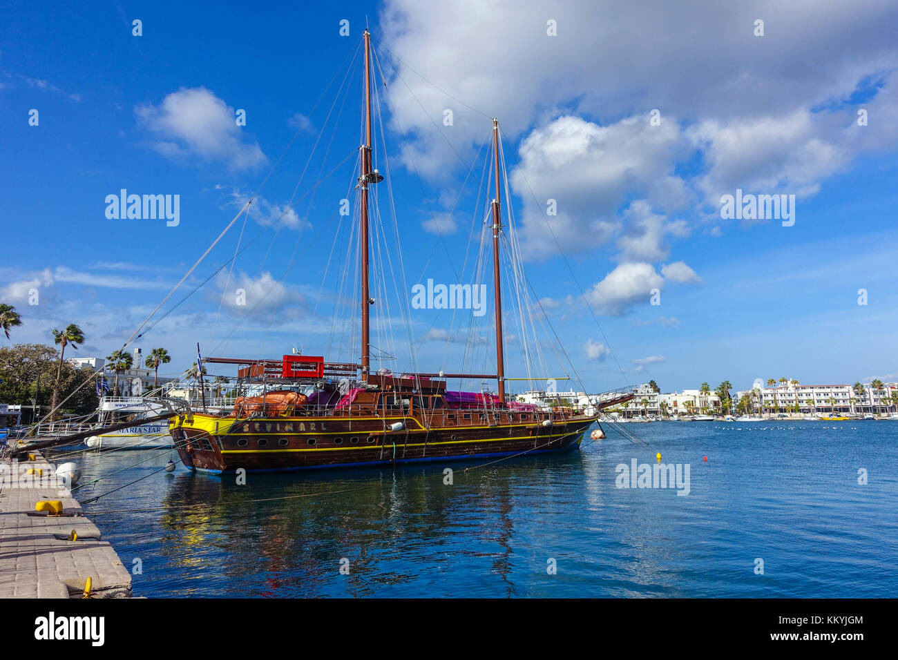 Deux mâts bateau amarré dans le port de Kos, Kos, Grèce Banque D'Images