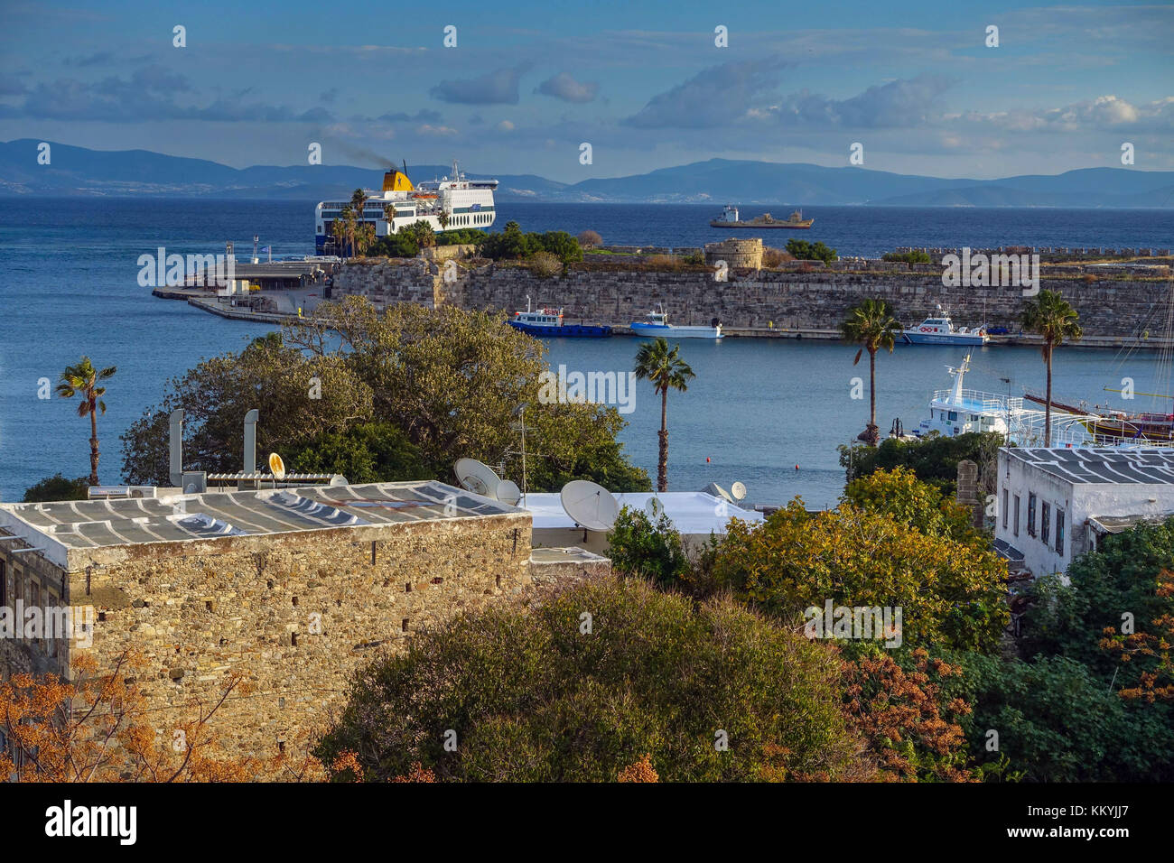 Port et la ville de Kos Dodécanèse avec ferry et winter sunshine Banque D'Images