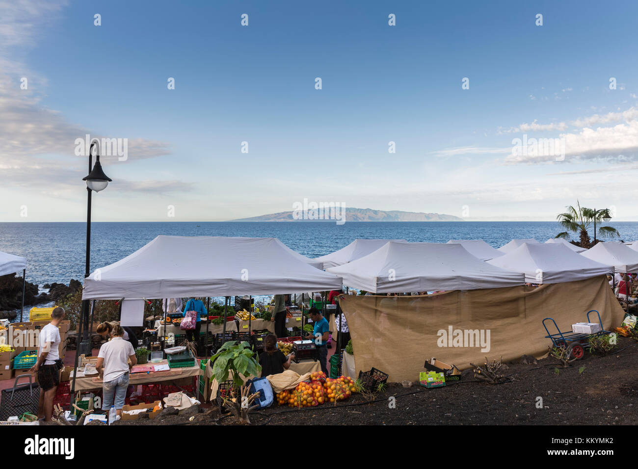 Jour de marché, y compris une section pour les produits frais et des fleurs sur la promenade le long de la côte avec l'île de La Gomera à l'horizon, Playa San Jua Banque D'Images