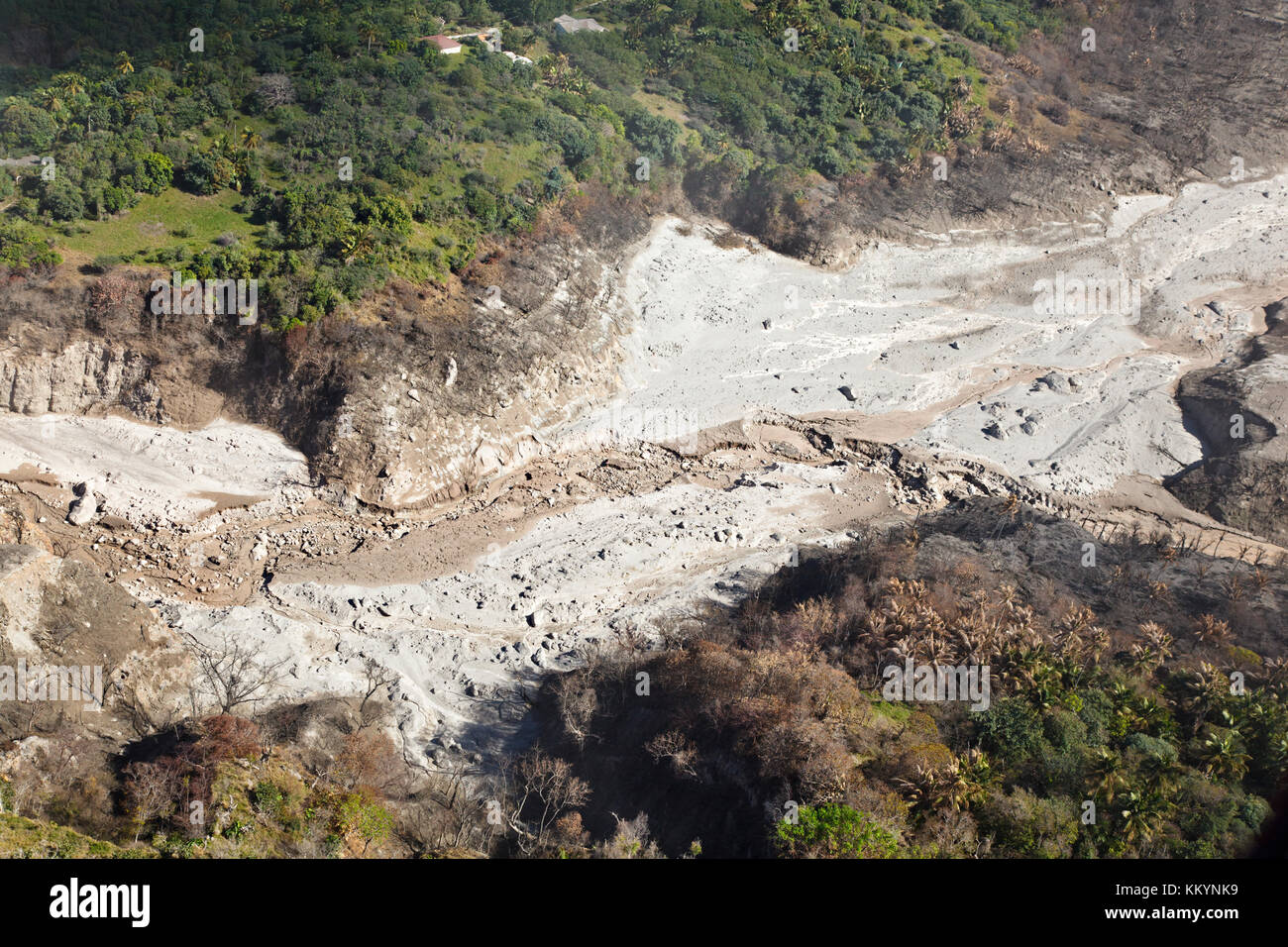 Les vestiges de coulées pyroclastiques récentes de la Soufriere Hills Volcano sur la côte-est de Montserrat. Vue aérienne de l'hélicoptère. Banque D'Images