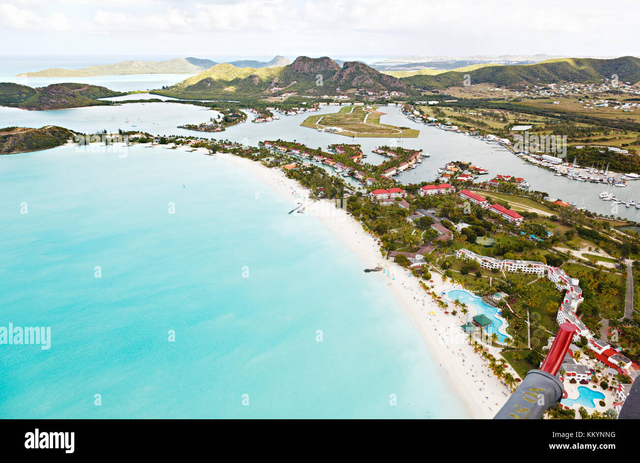 Vue depuis un hélicoptère pour Jolly beach et Jolly Harbour à Antigua. Banque D'Images