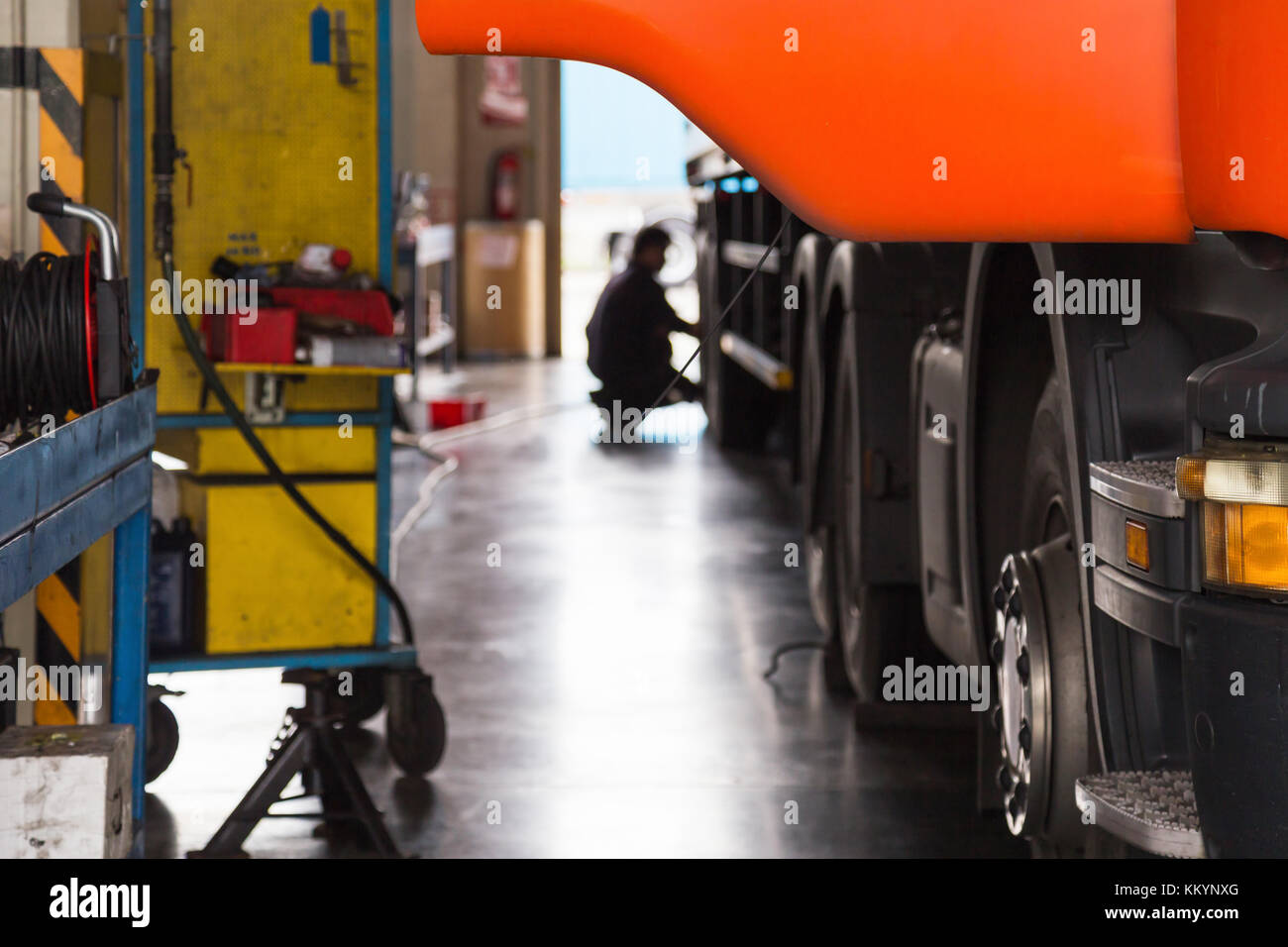 Contrôle mécanique automobile camion dans le garage, selective focus Banque D'Images