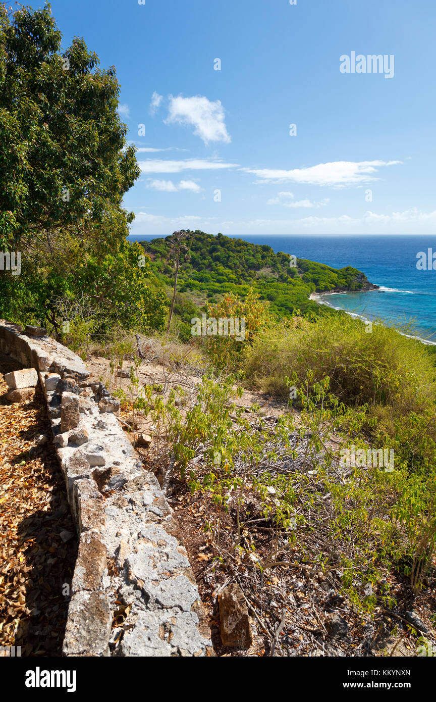 Mur d'un ancien fort près de Black's point à Antigua. Vue sur l'entrée du port de Falmouth. Banque D'Images