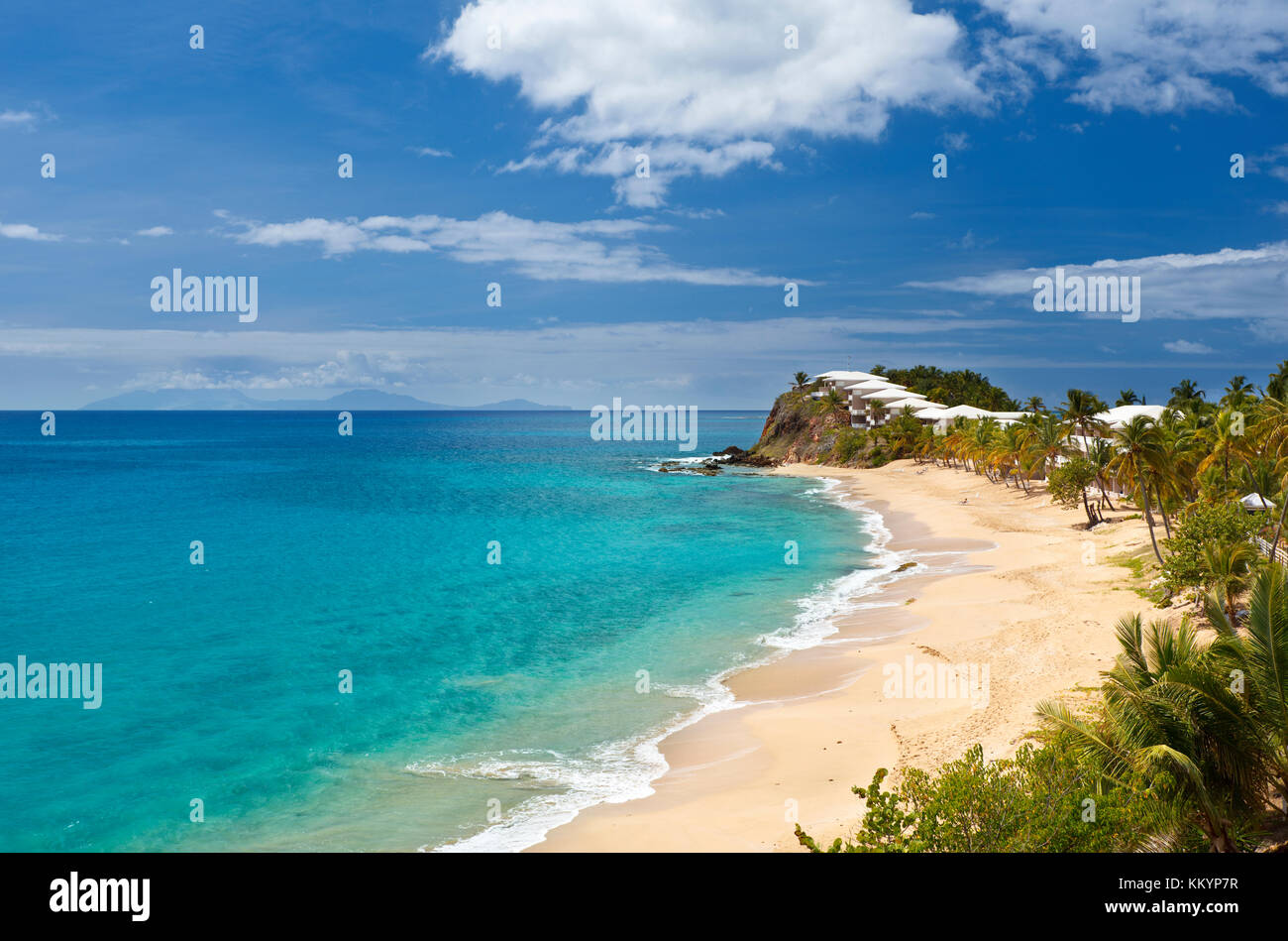 Curtain bluff beach and resort à Antigua. à l'horizon le volcan de Montserrat, tout juste une plus grosse éruption. Banque D'Images