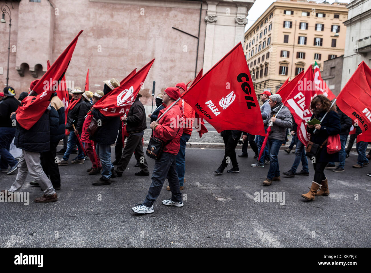 Rome, Italie. 09Th dec 2017 syndicat cgil italienne. ont organisé une manifestation pour protester contre la réforme des retraites du gouvernement italien à Rome, Italie le 02 décembre 2017. Des milliers de manifestants participent à une manifestation anti-gouvernement appelé par syndicat cgil pour protester contre l'augmentation automatique de l'âge de la pension à 67 ans en 2019. crédit : Giuseppe ciccia/pacific press/Alamy live news Banque D'Images