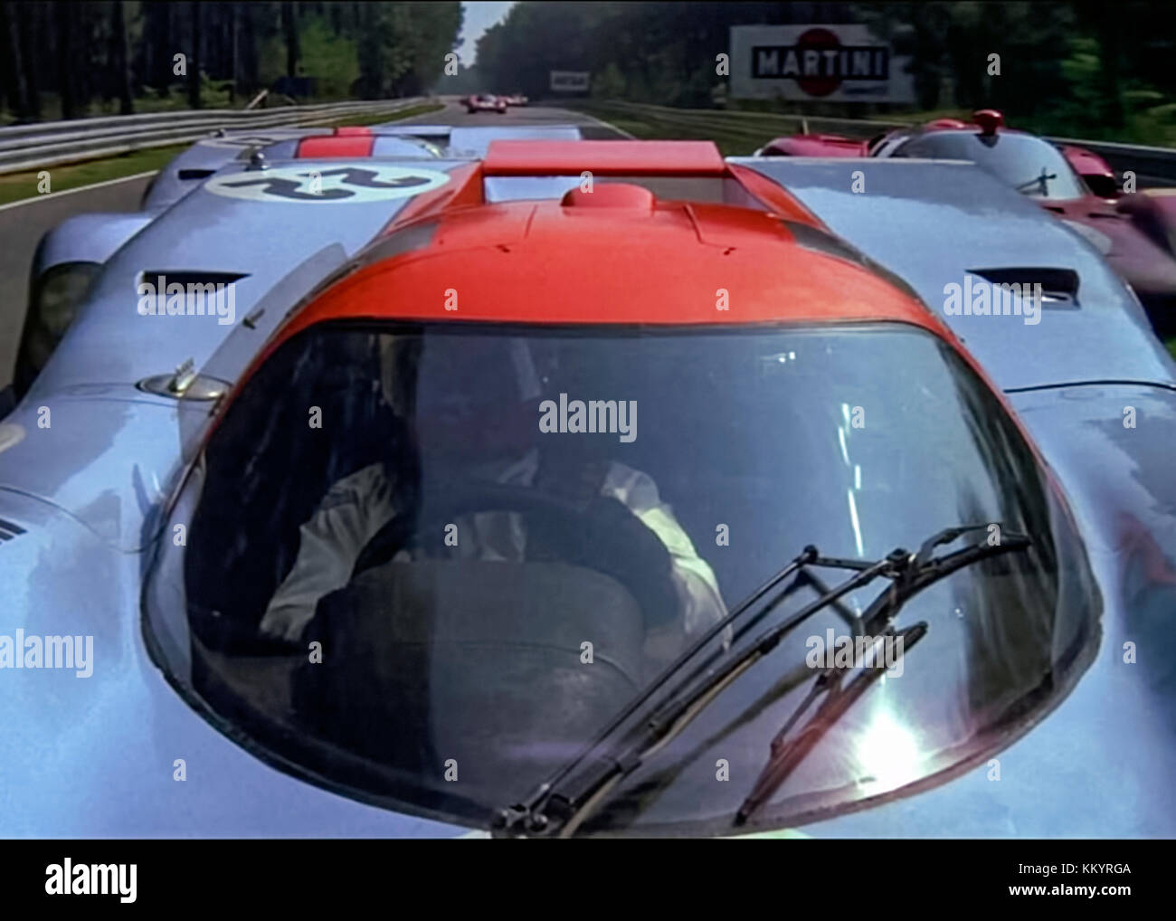 Toujours depuis Le Mans (1971) réalisé par Lee H. Katzin avec Steve McQueen, Siegfried Rauch et Elga Andersen. McQueen joue l'Américain Michael Delaney dans la Porsche 917 de l'équipe du Golfe dans un duel avec l'allemand Erich Stahler dans une Ferrari 512LM dans le rapport annuel de 24 heures de course de Grand Prix au Mans 1970. Banque D'Images
