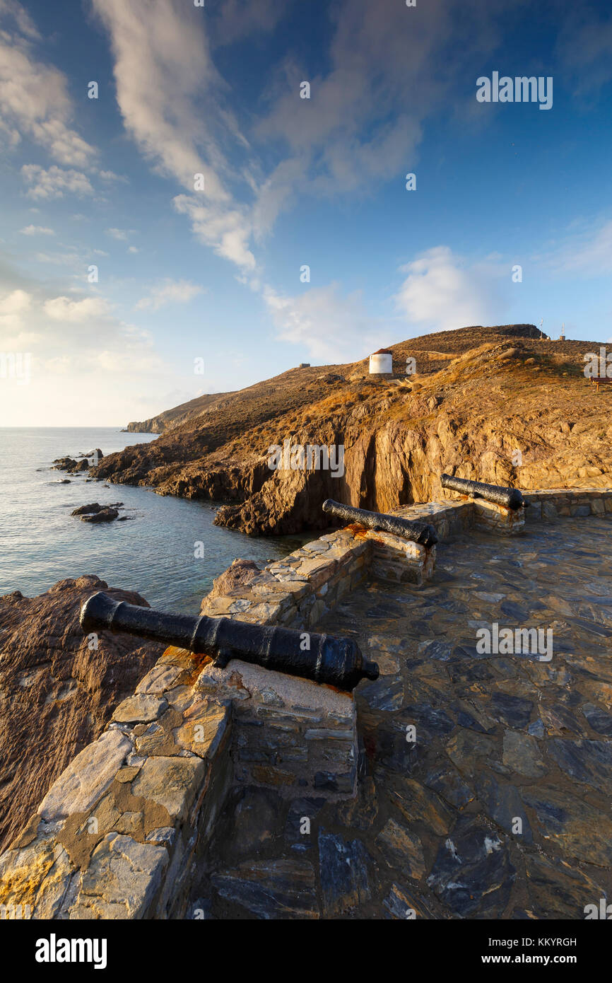 Moulin à vent sur une pente d'une colline sur Psara port. Banque D'Images