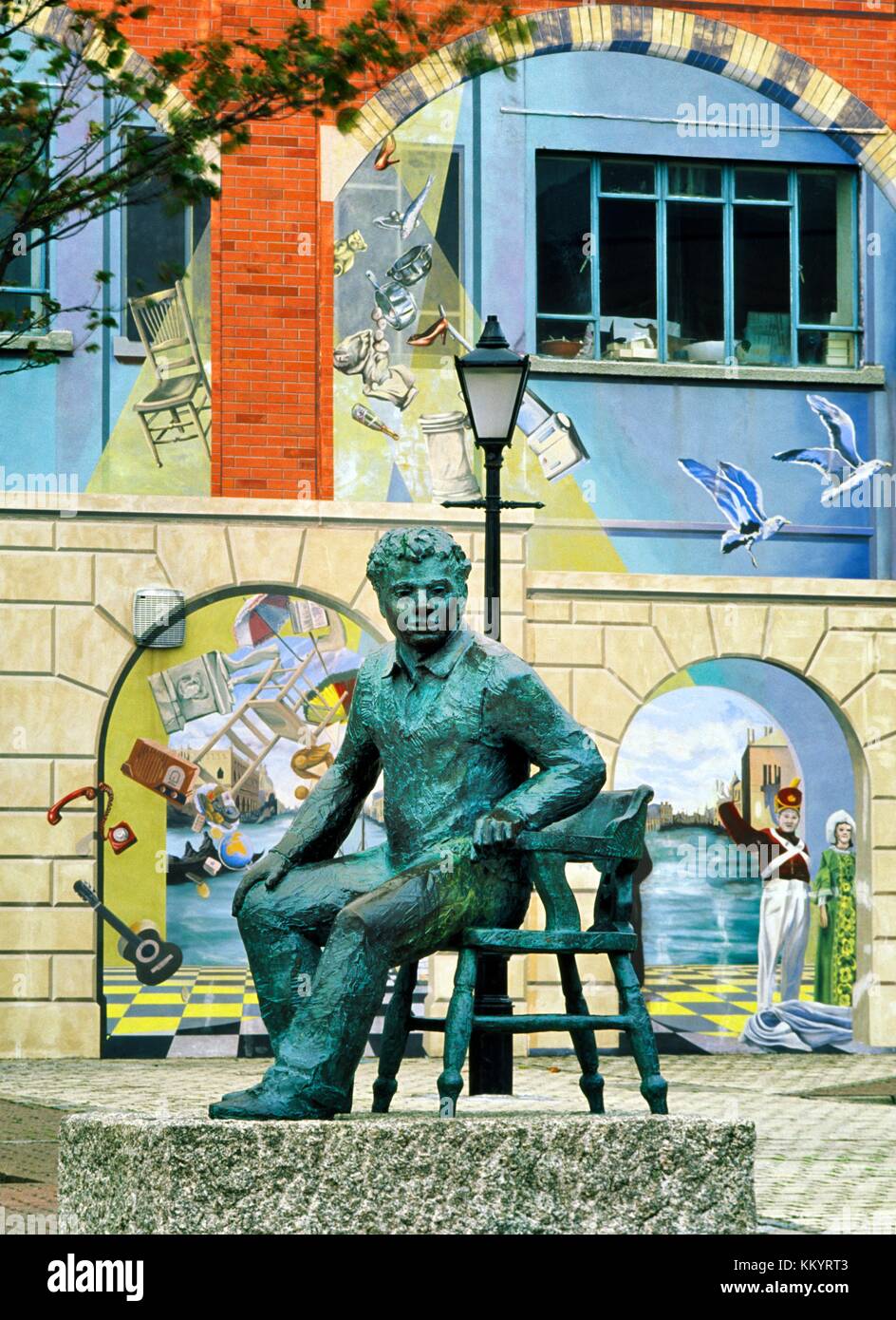 Statue du poète gallois Dylan Thomas auteur devant le théâtre de Dylan Thomas, Swansea, West Glamorgan, Pays de Galles, Royaume-Uni Banque D'Images