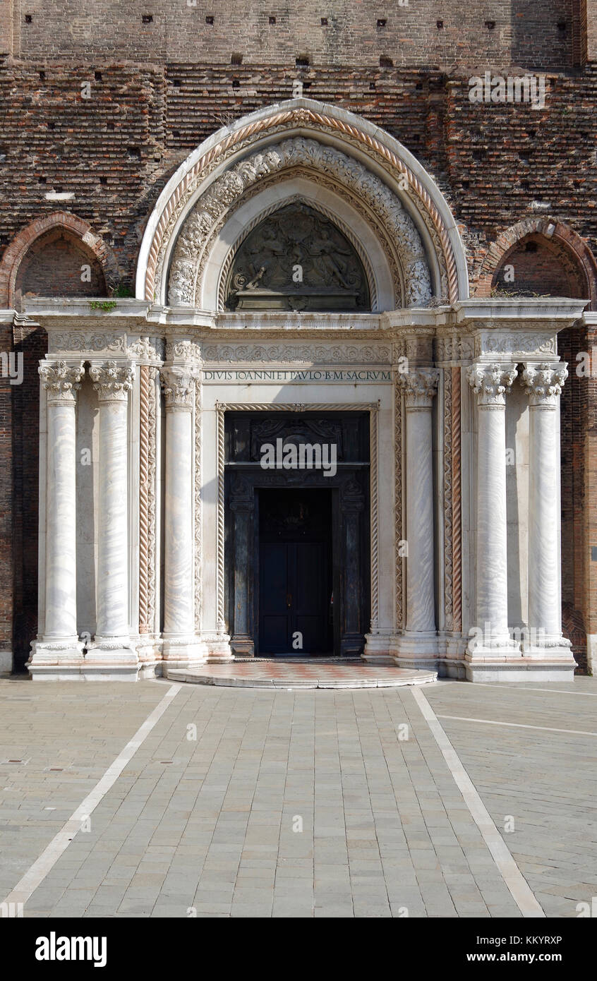 La Basilica di San Giovanni e Paolo, connu sous le nom de San Zanipolo en vénitien, Venise, Italie, portail ouest, architecte Bartolomeo Bon, 1458-62 Banque D'Images