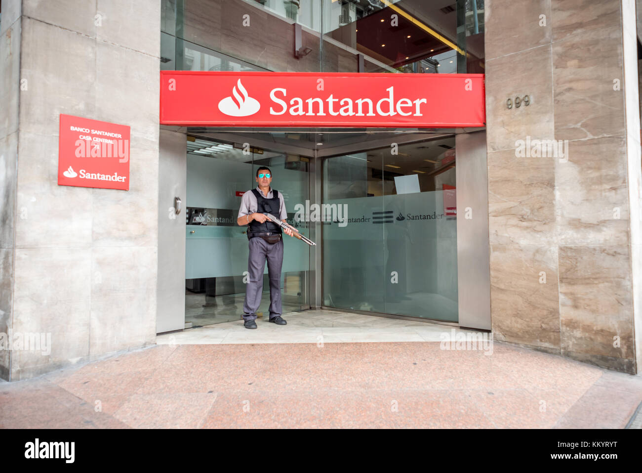 En dehors d'une banque à Montevideo, Uruguay Banque D'Images