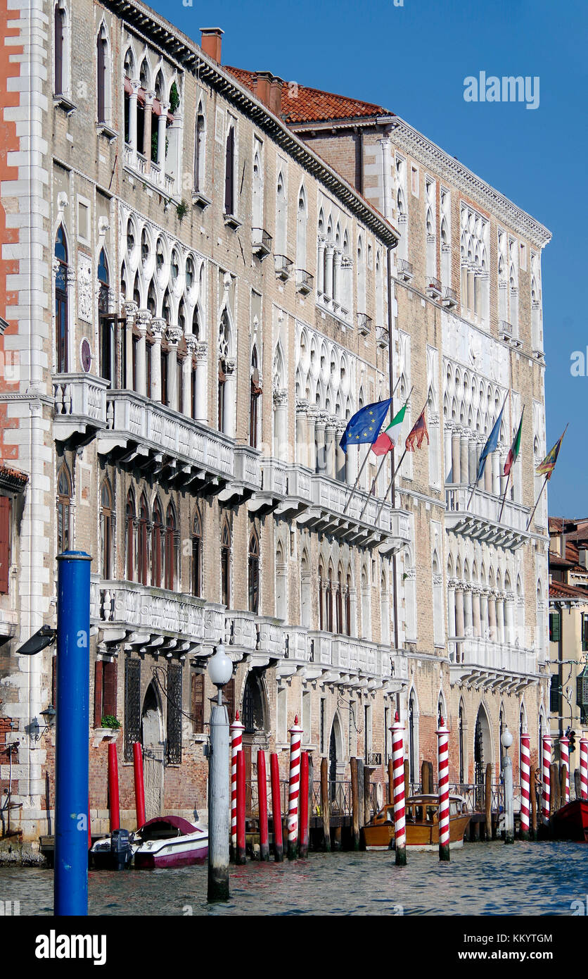 Palais Giustinian, deux villes jumelées palazzi, et la Ca' Foscari, peut-être le meilleur groupe du gothique palais de Venise, le Grand Canal, Venise, Italie Banque D'Images