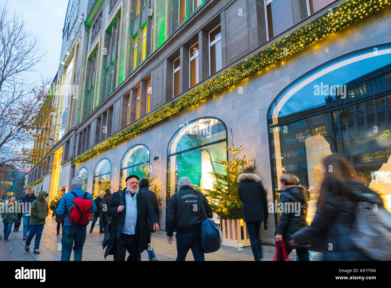 Rue animée en dehors du célèbre grand magasin KaDeWe à Noël à Berlin, Allemagne Banque D'Images