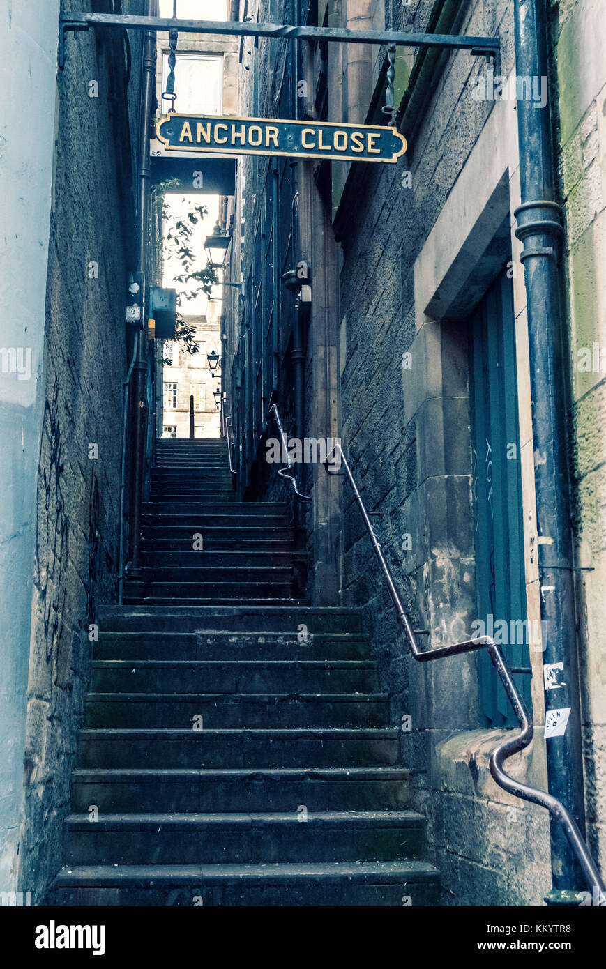 Vue le long de l'ancre traditionnelle Fermer dans la vieille ville d'Edimbourg, Ecosse, Royaume-Uni Banque D'Images