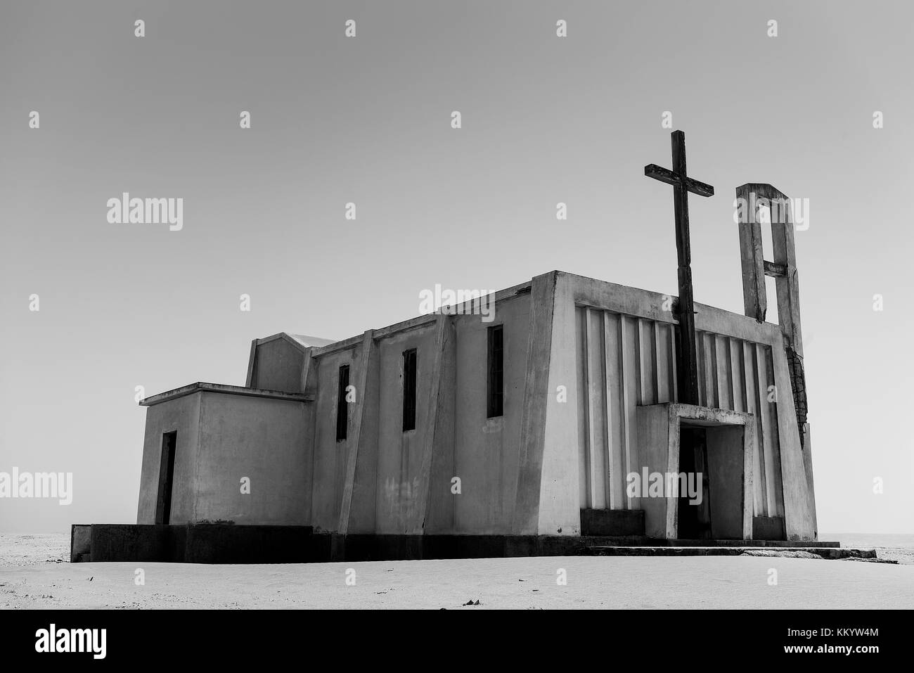 Église abandonnée à Namibe, Angola portugais typique. église de l'époque coloniale. version noir et blanc. Banque D'Images
