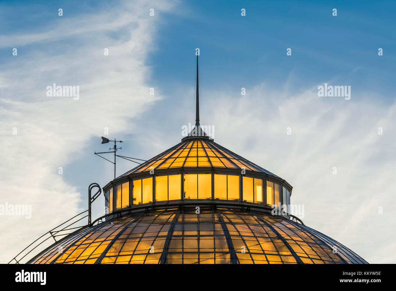 Vue extérieure de l'greenouses par rétro-éclairé le soleil couchant à l'Anna Scripps Whitcomb Conservatory à Belle Isle Park, Détroit, Michigan, USA Banque D'Images