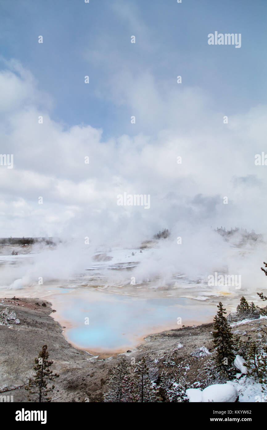 Snow entoure le bassin en porcelaine dans le norris geyser basin dans l'hiver au parc national de Yellowstone le 24 février 2017 dans le Wyoming. (Photo de jacob w. Frank via planetpix) Banque D'Images