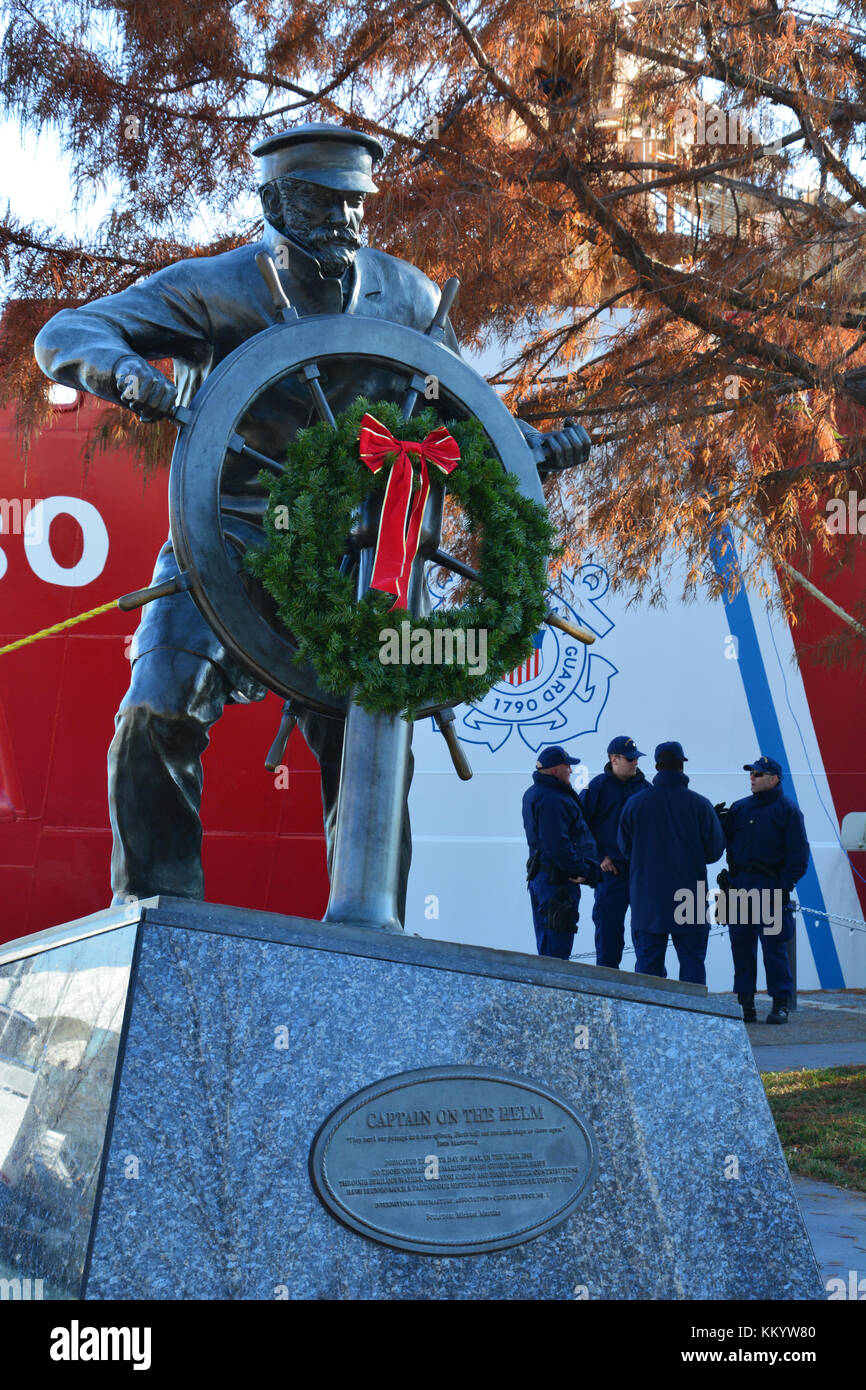 Au cours de l'assemblée annuelle de l'arbre de Noël 2017 le navire de la Garde côtière de reconstitution des lieux une couronne au capitaine sur la barre statue à Navy Pier à Chicago Banque D'Images