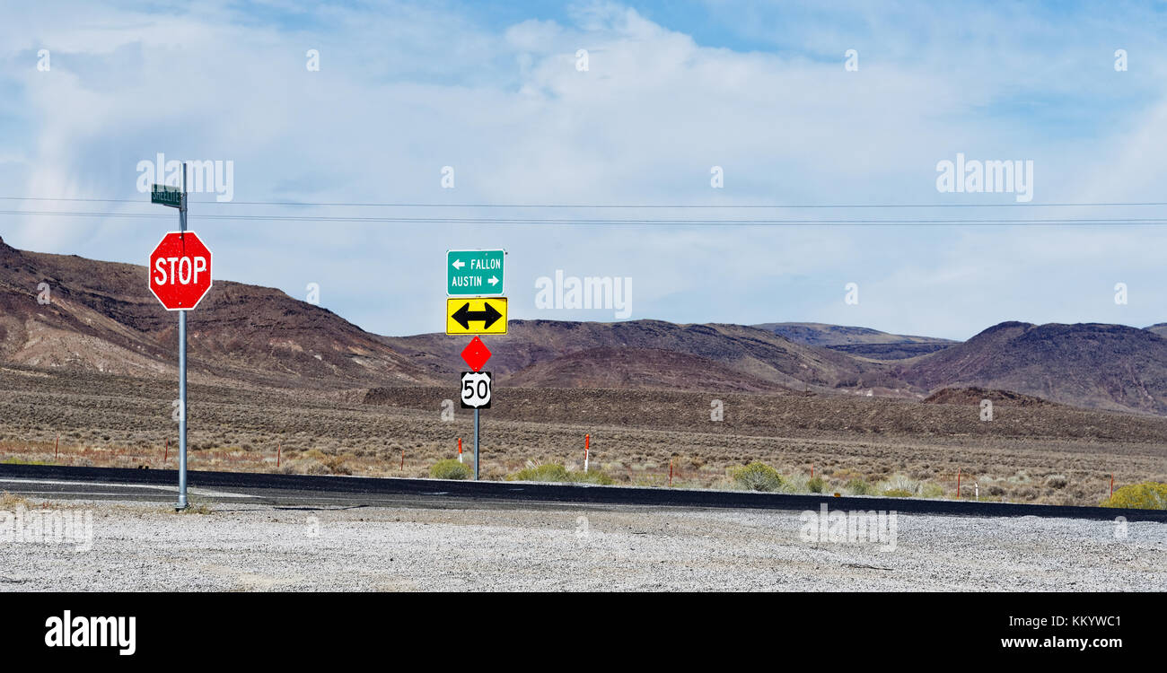 Un roadsign pointant vers Fallon et austin le long de la route US 50 nevada Banque D'Images