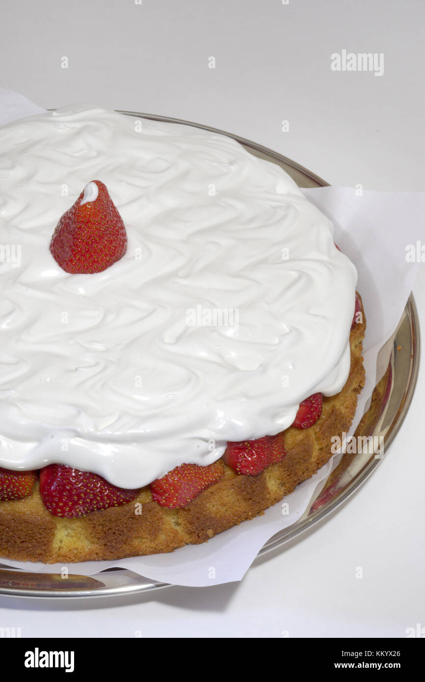 Gâteau aux fraises avec de la crème fouettée, avec un juteux fruits rouges sur le dessus, sur un plateau d'argent Banque D'Images