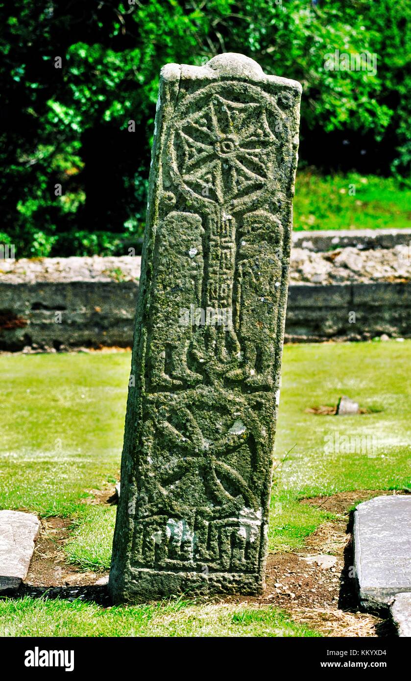 Disque solaire solaire début style celtic croix chrétienne dans l'église de pierre à côté de la croix haute carndonagh, Co Donegal, Irlande. Banque D'Images