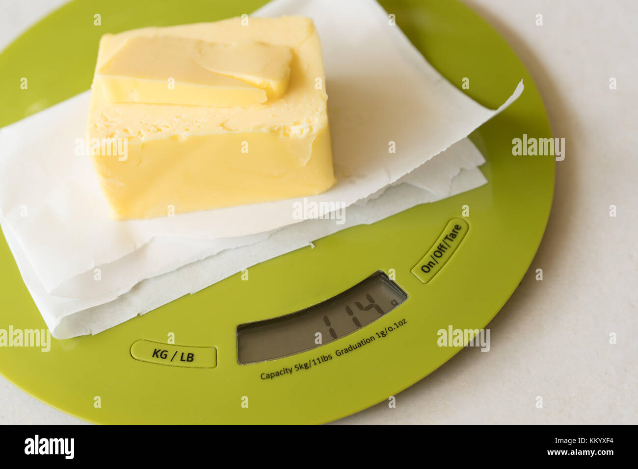 Stick de beurre sur l'échelle numérique en préparation pour la cuisson Banque D'Images
