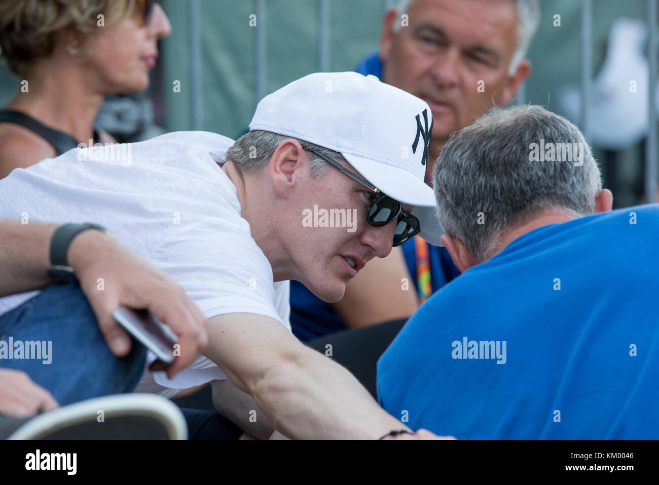 KEY BISCAYNE, FL - MARS 26: Le joueur de football allemand National et Manchester United Bastian Schweinsteiger regarde la petite amie Ana Ivanovic de Serbie dans son troisième match rond à l'Open de Miami. Bastian Schweinsteiger est un footballeur professionnel allemand qui joue comme milieu de terrain pour le club anglais Manchester United et l'équipe nationale allemande au Crandon Park tennis Centre le 26 mars 2016 à Key Biscayne, en Floride. Personnes: Bastian Schweinsteiger Banque D'Images