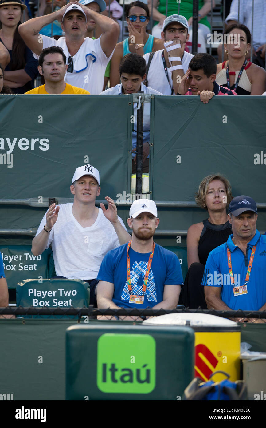 KEY BISCAYNE, FL - MARS 26: Le joueur de football allemand National et Manchester United Bastian Schweinsteiger regarde la petite amie Ana Ivanovic de Serbie dans son troisième match rond à l'Open de Miami. Bastian Schweinsteiger est un footballeur professionnel allemand qui joue comme milieu de terrain pour le club anglais Manchester United et l'équipe nationale allemande au Crandon Park tennis Centre le 26 mars 2016 à Key Biscayne, en Floride. Personnes: Bastian Schweinsteiger Banque D'Images