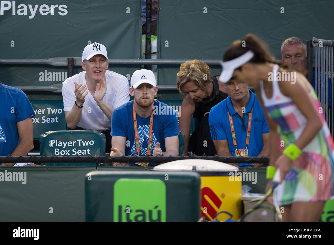 KEY BISCAYNE, FL - MARS 26: Le joueur de football allemand National et Manchester United Bastian Schweinsteiger regarde la petite amie Ana Ivanovic de Serbie dans son troisième match rond à l'Open de Miami. Bastian Schweinsteiger est un footballeur professionnel allemand qui joue comme milieu de terrain pour le club anglais Manchester United et l'équipe nationale allemande au Crandon Park tennis Centre le 26 mars 2016 à Key Biscayne, en Floride. Personnes: Bastian Schweinsteiger Banque D'Images