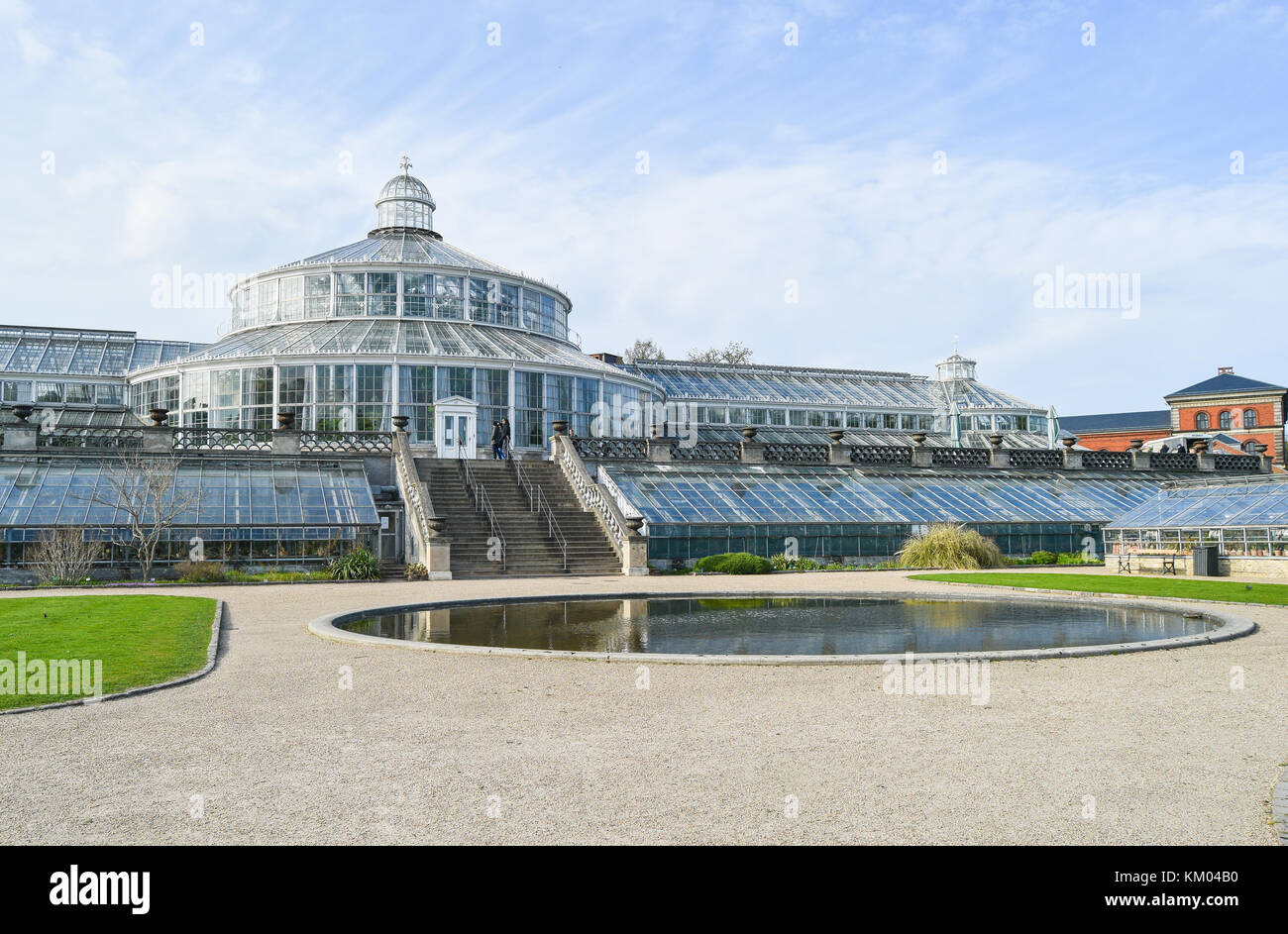 Université de Copenhague Jardin Botanique au cours de journée ensoleillée, étang et grand visible à effet Banque D'Images