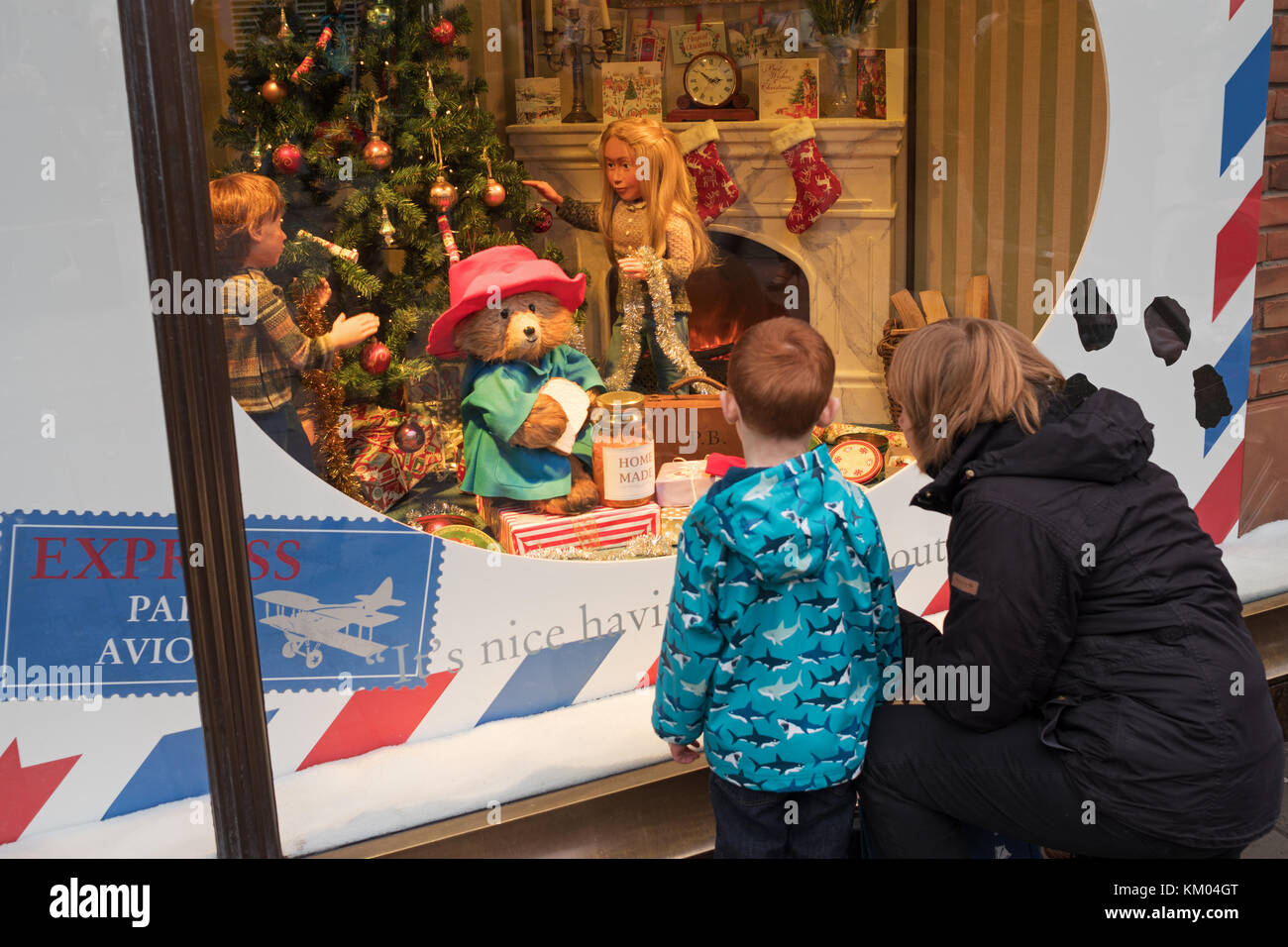 Les personnes à la recherche à l'ours Paddington Fenwick 2017 Christmas display, Newcastle upon Tyne, England, UK Banque D'Images