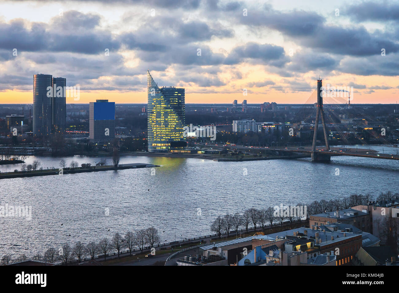 Vue panoramique sur le centre-ville de Riga et vansu pont sur la rivière Daugava au coucher du soleil en hiver Banque D'Images